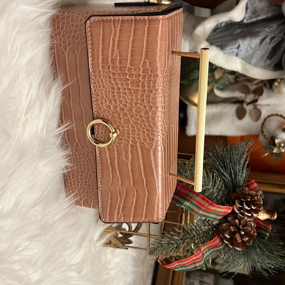 A brand new cute cross body handbag from top shop. Great price !